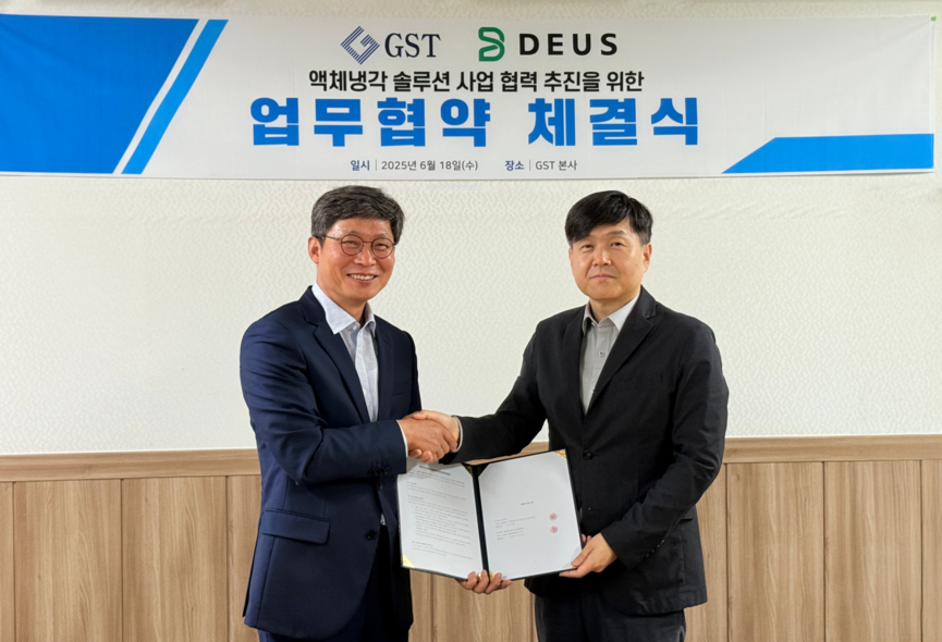 석종욱 GST 대표(좌)와 고성준 DEUS 부사장이 MOU체결 후 기념촬영하고 있다..