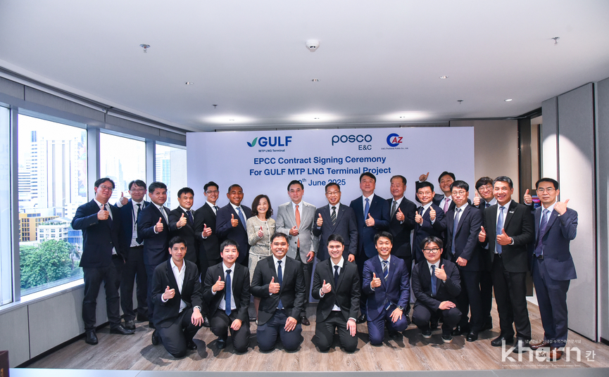 포스코이앤씨가 태국 Gulf Development 사에서 Gulf MTP LNG터미널 사업관련 계약을 체결하고 기념촬영을 하고 있다.