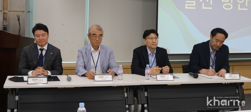 이상학 한국전자기술연구원 소장, 김준범 한양대 교수, 정택중 한국에너지융합협회 대표, 구영모 자동차연구원 소장.(좌부터)