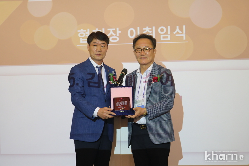 원철희 내화채움협회 회장(좌)이 노상언 내화채움협회 전임회장에게 감사패를 전달하고 기념촬영하고 있다. 