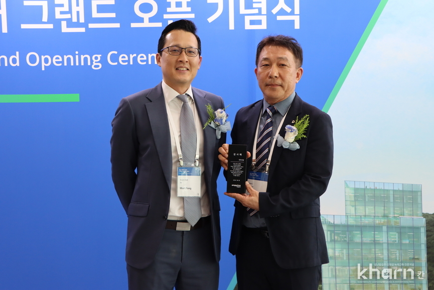 마크 퐁 엠피리온 디지털 CEO(좌)가 송호준 대우건설 현장소장에게 감사패를 전달하고 기념촬여하고 있다.