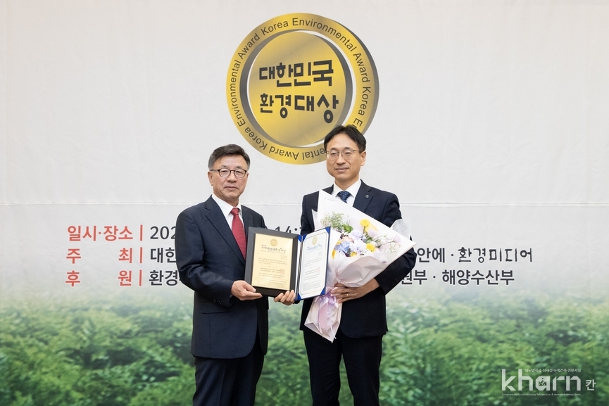 정택주 가스공사 탄소중립환경부장(우)이 '대한민국환경대상' ESG경영 본상을 수상한 후 기념촬영하고 있다.