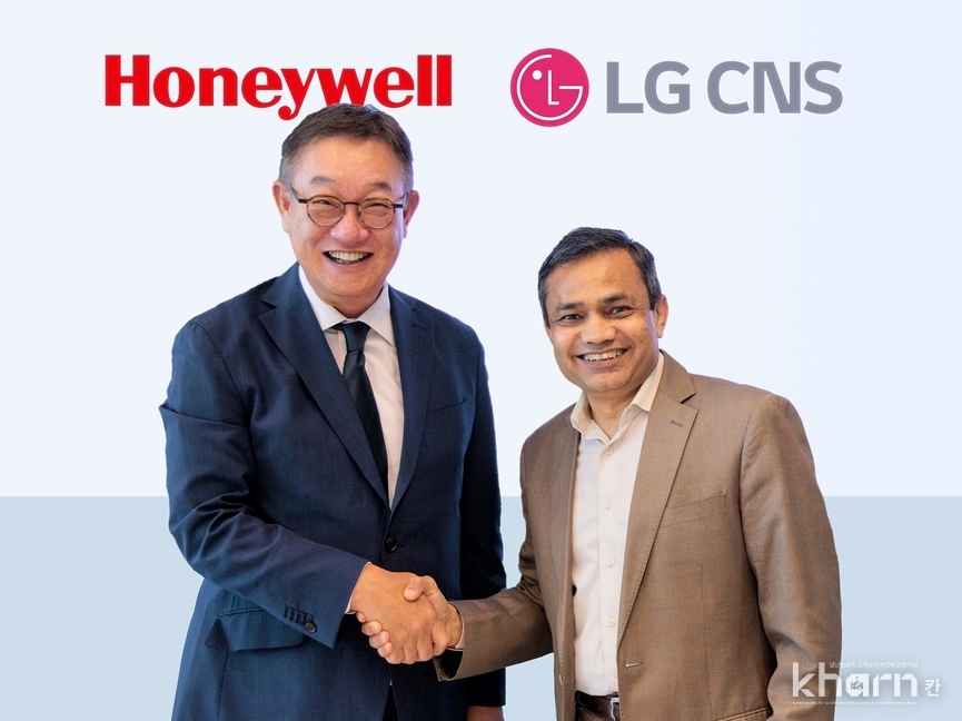 현신균 LG CNS 사장(좌)과 프라메시 마헤시와리 하니웰 프로세스솔루션(HPS) 사장이 파트너십체결 후 기념촬영하고 있다.