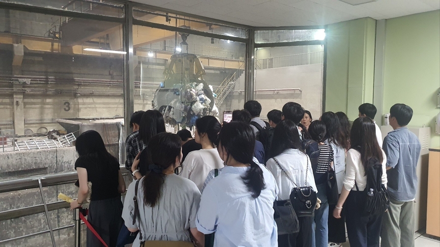에너지기술평가원의 신규직원들이 '신나는 에코투어' 프로그램에 참여하고 있다.