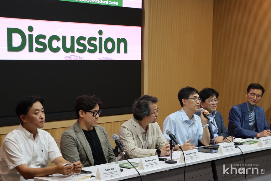 김수민 연세대 교수, 김선형 전남대 교수, 강승희 목조건축협회 회장, 홍성준 국토부 녹색건축과장, 이상준 국립산림과학원 박사, 이태구 건축학회 탄소중립건축원장(좌부터) 등이 패널토론하고 있다.
