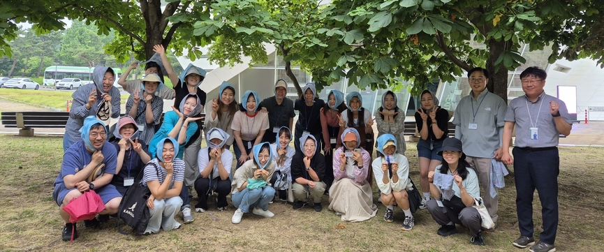 2025년 제1차 환경교육사 3급 양성과정을 이수한 교육생들이 기념촬영을 하고 있다.