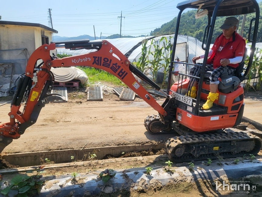 김인환 열관리시공협회 충남도회장은 직접 포크레인을 몰고 와 배수로의 쌓인 토사를 정리하고 있다.