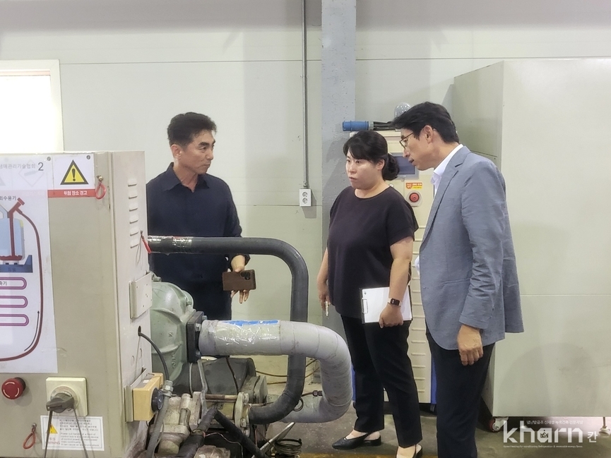 유규노 냉매관리기술협회 이사(좌 1번째)가 여운성 충남도 기후환경정책과장(우 1번째)에게 냉매회수 절차에 대해 설명하고 있다.