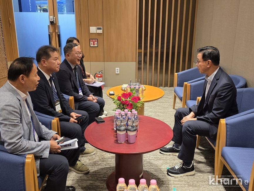 위성곤 더불어민주당 국회의원이 DC코리아 2025 행사장을 방문해 업계 관계자들과 좌담하고 있다.
