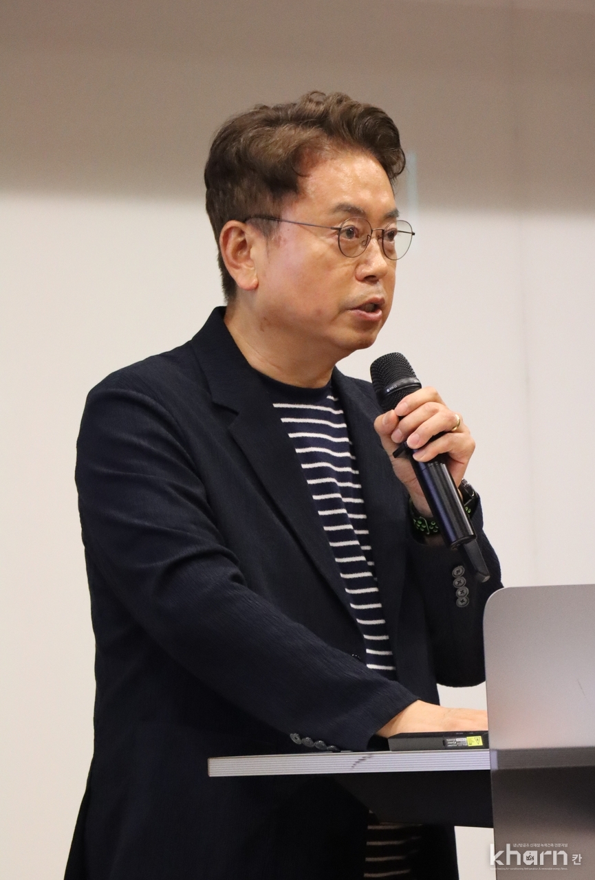 신진호 한국실내환경학회 학회장이 개회사를 진행하고 있다.