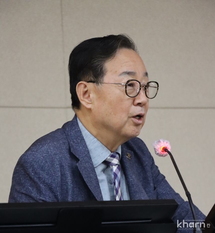 박진철 대한건축학회 학회장이 축사를 하고 있다.