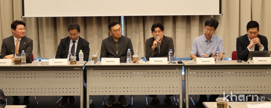 패널토론에서 한기훈 삼성SDS 부장(좌 네번째)이 발언하고 있다.