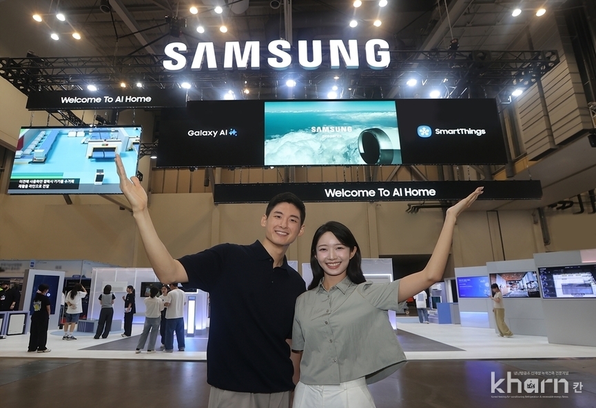  삼성전자 모델이 ‘기후산업국제박람회(WCE) 2025’가 열리는 부산 벡스코에 위치한 삼성전자 전시관을 소개하고 있다.