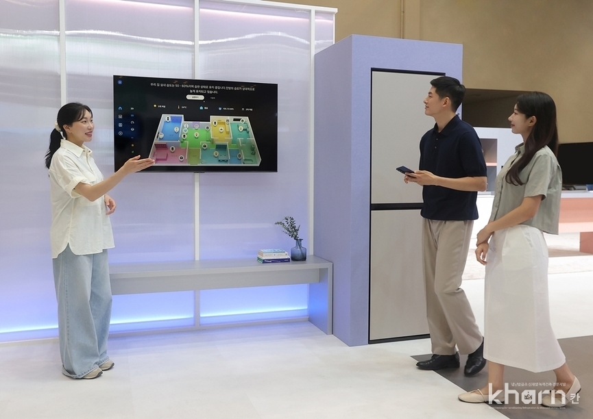 삼성전자 모델이 기후산업국제박람회 삼성전자 전시관 ‘AI 절약모드’ 존에서 Neo QLED의 3D 맵뷰 기능으로 전체 가전 에너지 사용량을 확인하고 있다.