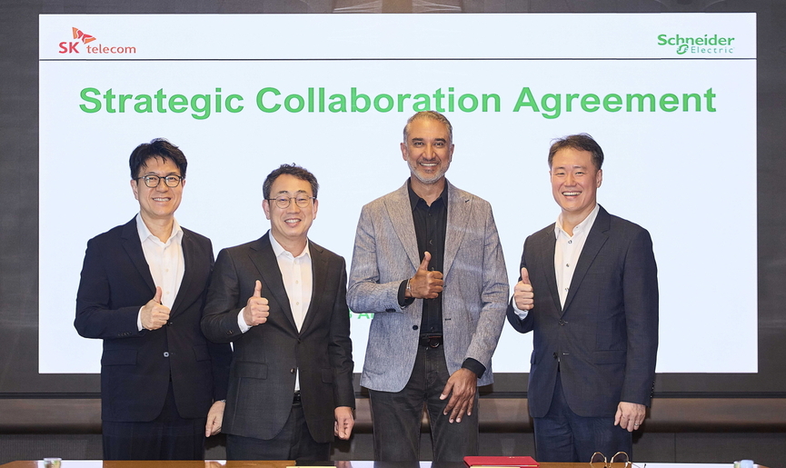박진효 SKB CEO, 유영상 SKT CEO, 판카즈 샤르마 슈나이더 일렉트릭 시큐어파워 및 서비스 총괄사장, 권지웅 슈나이더 일렉트릭 코리아 대표(좌부터)가 계약을 체결하고 기념촬영하고 있다.