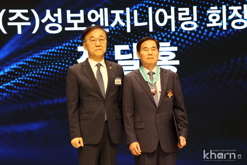 은탑산업훈장을 수훈한 정달홍 성보엔지니어링 회장(우)이 훈장을 수여한 김윤덕 국토부 장관과 기념촬영하고 있다.