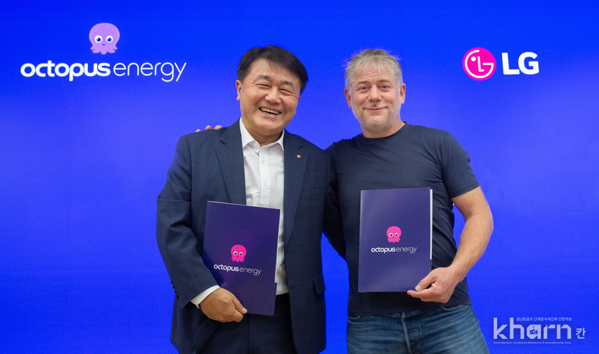 윤태봉 LG전자 해외영업본부장(좌)과 그레그 잭슨 옥토퍼스 CEO 겸 설립자가 MOU를 체결하고 기념촬영하고 있다.