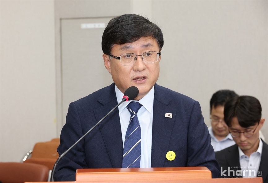 김성환 환경부 장관이 국회 기후특위 전체회의에 참여해 발언하고 있다.