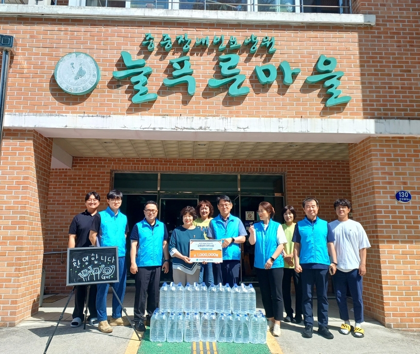 국토안전관리원 강원지역본부 관계자들이 강릉 사천면에 위치한 늘푸른마을에 생수전달하고 있다.