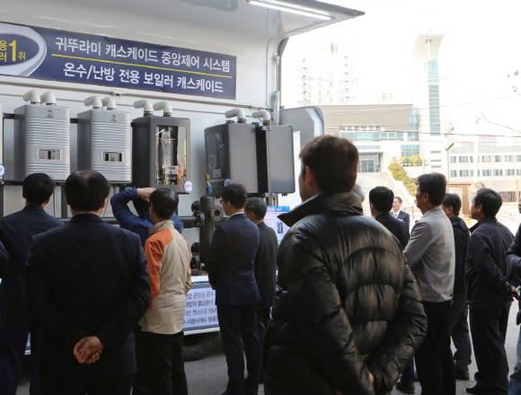 귀뚜라미가 진행하고 있는 신기술 설명회에 참석한 설비시공업자들은 캐스케이드시스템에 관심이 높았다.