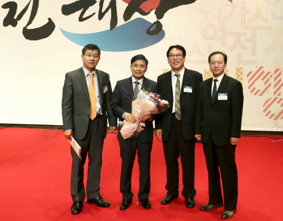 이종기 귀뚜라미 대표, 이호균 나노켐 연구소장, 최정득 가스안전공사 처장, 장기현 전무(좌부터)가 기념촬영하고 있다.