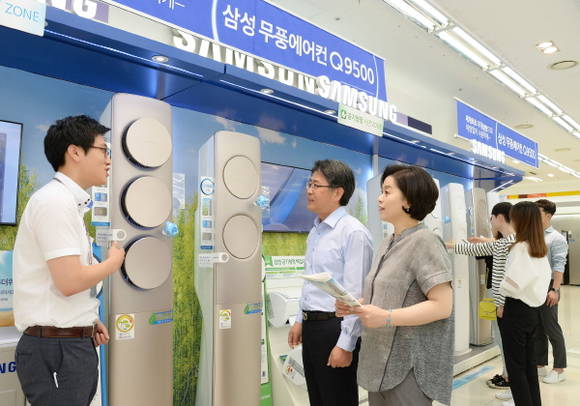 삼성 디지털프라자 강서본점에서 고객들이 상담을 받고 있다.