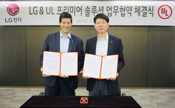 윤경석 LG전자 H&A품질경영FD담당(상무, 우)과 토드 데니슨 UL 글로벌 가전기기 사업부문 총괄이 ‘UL 프리미어 솔루션 도입’을 위한 업무협약을 체결한 후 기념사진을 촬영하고 있다.