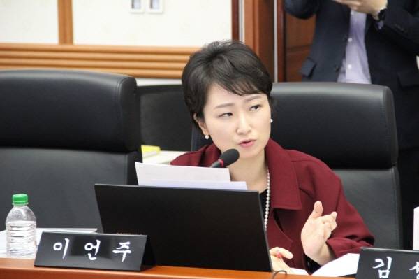 이언주 의원이 지열 조달관련 맞춤형서비스 사업 변칙 운영에 대해 질타하고 있다.