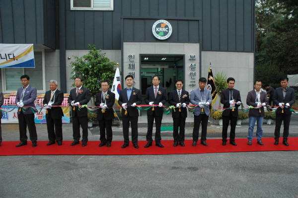 김동호 냉매관리기숧벼회 회장(좌 4번째), 김종민 더민주당 의원(좌 5번째), 나정균 환경부 기후대기정책관(좌 7번째) 등이 인재개발원 개원을 축하하는 테이프 커팅에 앞서 기념촬영하고 있다.