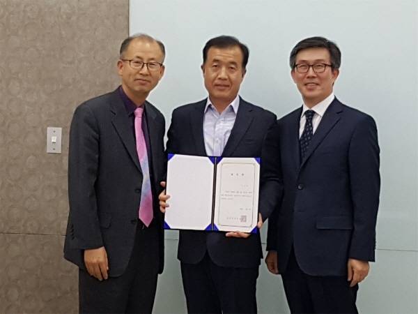 신임회장으로 선출된 신두식 회장(중), 김종원 선거관리위원장(좌), 김대욱 협회 부회장이 기념촬영하고 있다.