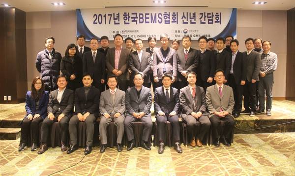 지난 24일 열린 '한국BEMS협회 신년 간담회'에서 참석자들이 기념촬영을 하고 있다.