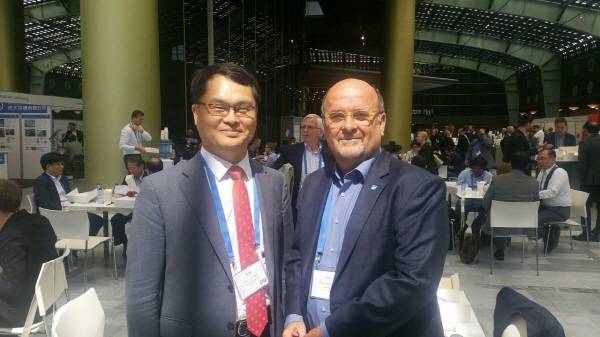 HTP2020에 외국인 석학유치에 나선 김민수 HTP2020 의장(좌)과 Onno Kleefken HPT2017 의장이 기념촬영하고 있다.