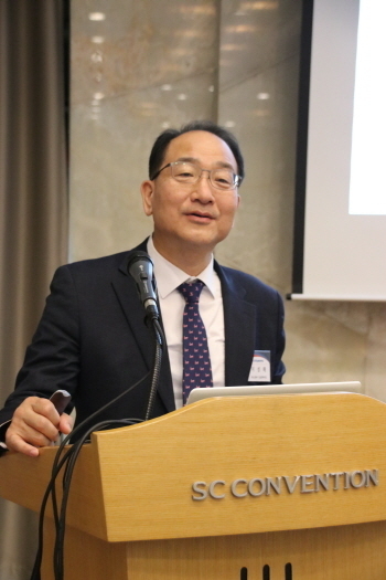이성해 국토부 국장이 ‘제4차 산업혁명시대의 도전, 기계설비법’을 발표하고 있다.