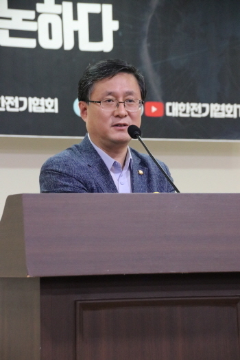 김성환 의원이 개회사를 진행하고 있다.