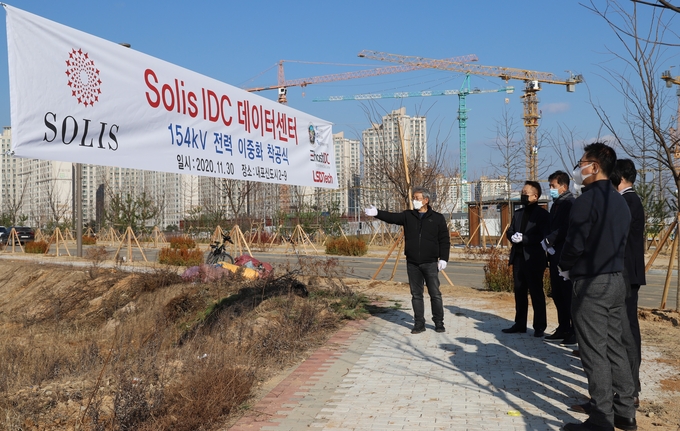솔리스IDC의 하이퍼스케일 AI데이터센터 착공현장에서 공사 개요 및 일정에 대한 브리핑이 진행되고 있다.