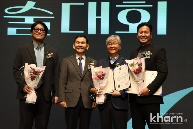 조진균 한밭대 교수, 김철영 설비기술협회장, 박동일 하나지앤씨 대표, 최자룡 융도엔지니어링 전무(좌부터) 등 국토부장관상 수상자 및 시상자가 기념촬영하고 있다.