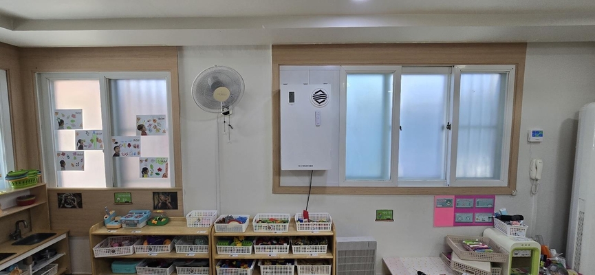 수원시 한 어린이집에 설치된 케이웨더 창문형 AI환기청정기.