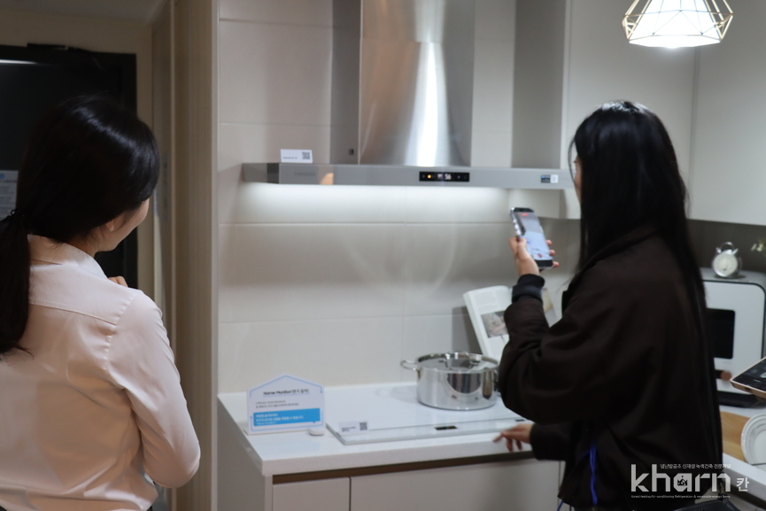 관람객이 삼성전자의 ‘비스포크 AI 인덕션’을 사용해보고 있다.