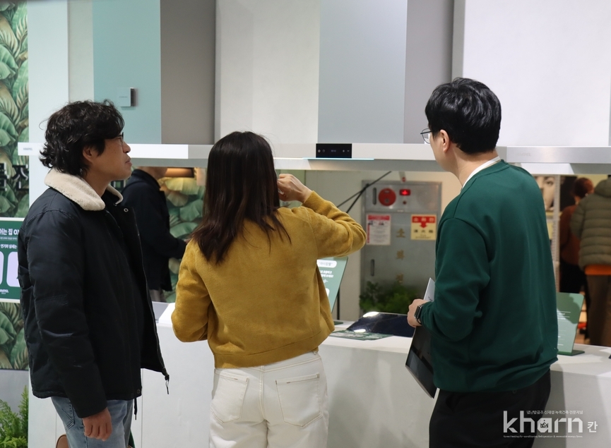 힘펠의 관계자가 부스 참관객에게&nbsp;‘휴클라 포레’를 소개하고 있다.