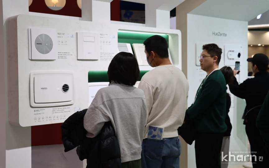 힘펠의 관계자가 부스 관람객에게 욕실 환기제품 '휴젠뜨'를 소개하고 있다.
