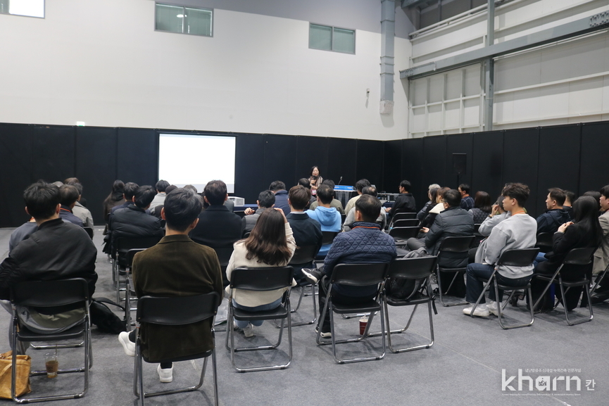 '제로에너지 의무화 시대의 창호의 단열성능' 세미나가 열리고 있다.