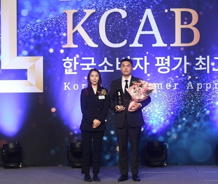 힘펠의 관계자가 '2026 KCAB 한국소비자평가 최고의 브랜드 대상'&nbsp;욕실 환기가전부문 대상 수상 후 기념촬영하고 있다.